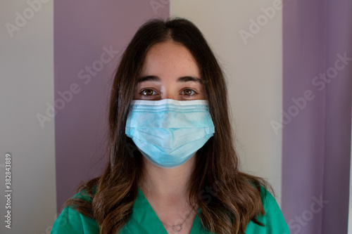 Enfermera con máscara