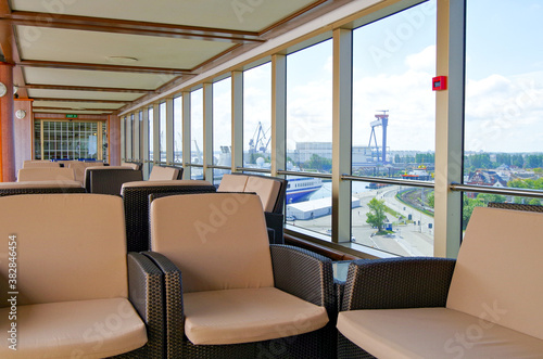 Elegante Balkon- oder Loungemöbel auf Pooldeck von Kreuzfahrtschiff - Deck chairs and sun loungers on pool or sun deck of luxury cruiseship or cruise ship liner photo