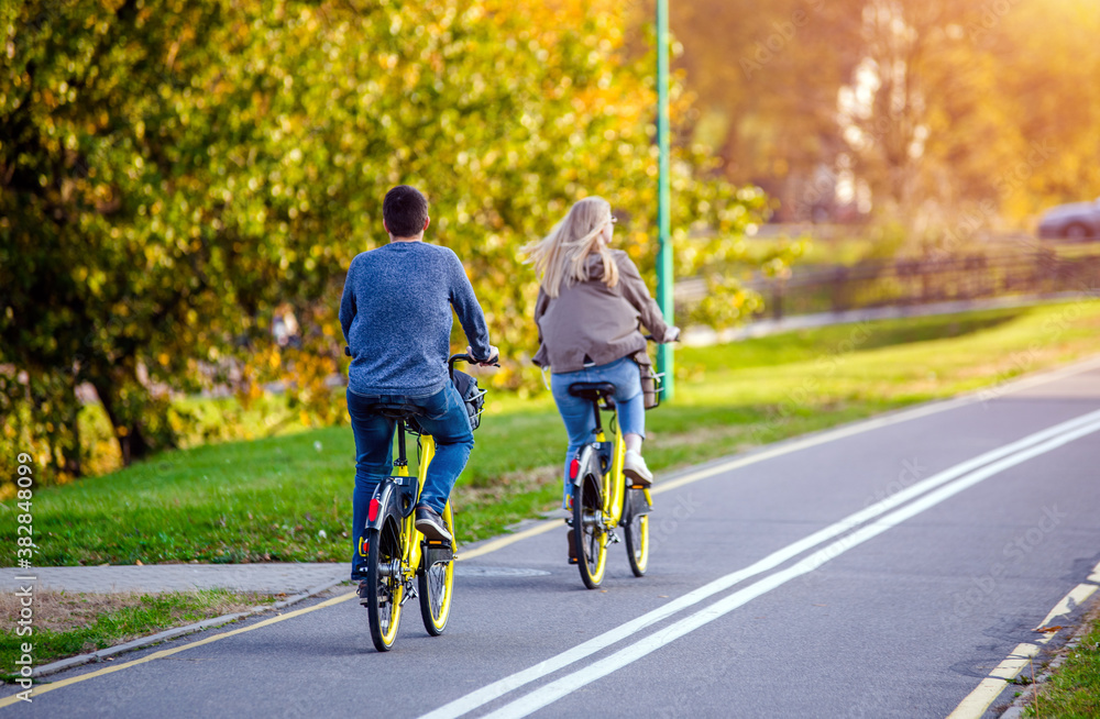 Fototapeta premium Cyclists ride on the bike path in the city Park 