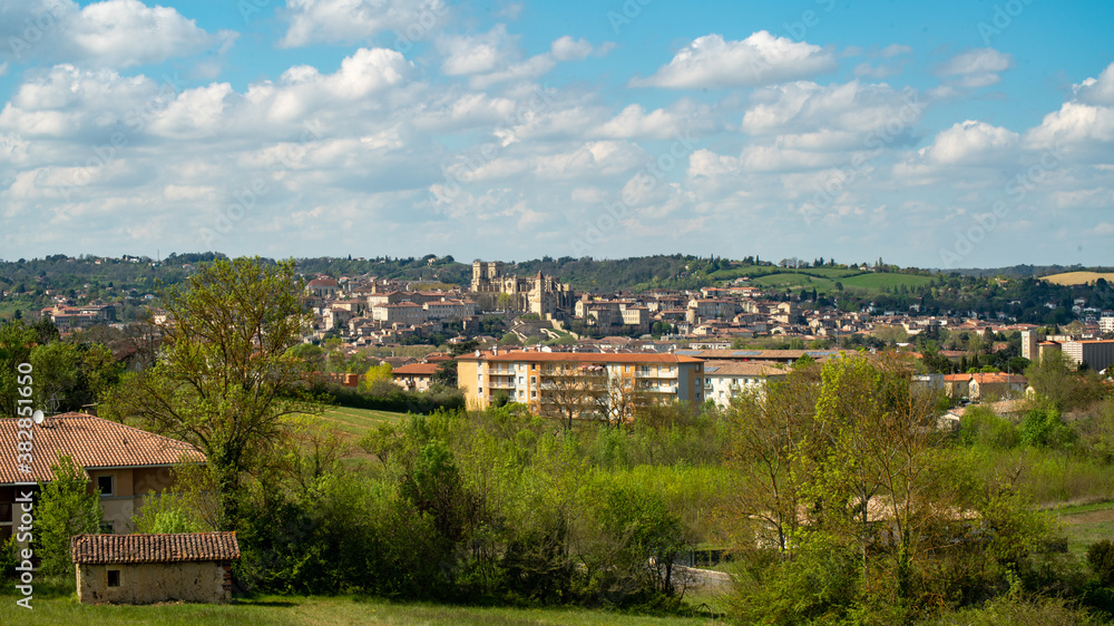 Obraz premium Panorama of the city of Auch, view of the Ste Marie cathedral