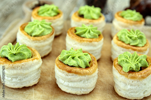 Fototapeta Naklejka Na Ścianę i Meble -  feuilleté d'escargots et beurre à escargots