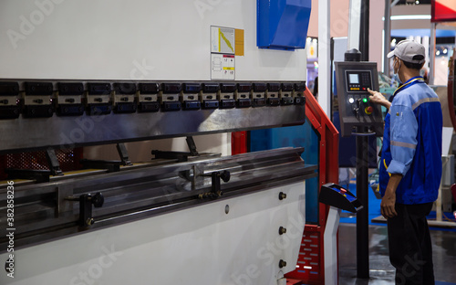 Fotografía Industrial professional operating CNC synchronize hydraulic press brake bending machine