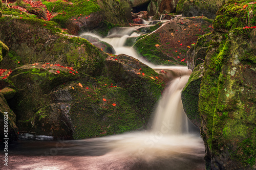 Foto Kleiner Wasserfall im Herbst.