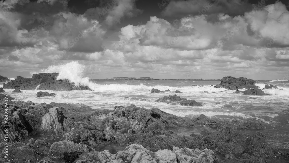 Plage de l'Eventail sous la tempête avec un ciel nuageux des vagues et des ressacs - Saint-Malo - France - Septembre 2020