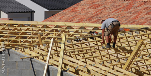Wallpaper Mural Construction d'une charpente en bois d'une maison Torontodigital.ca