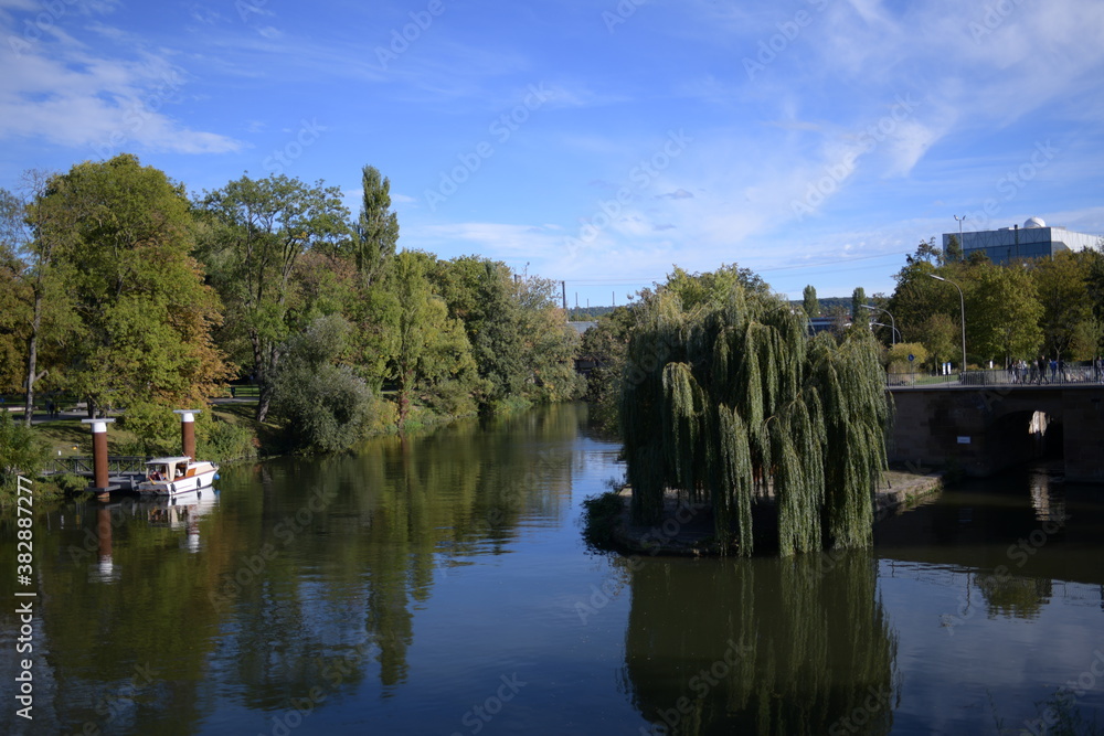 Reflexion von Flussbäumen im Wasser und im blauen Himmel