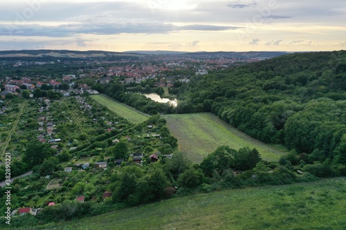 Landschaft und Naturaufnahmen bei Sonnenaufgang mit beeindruckenden Wolken