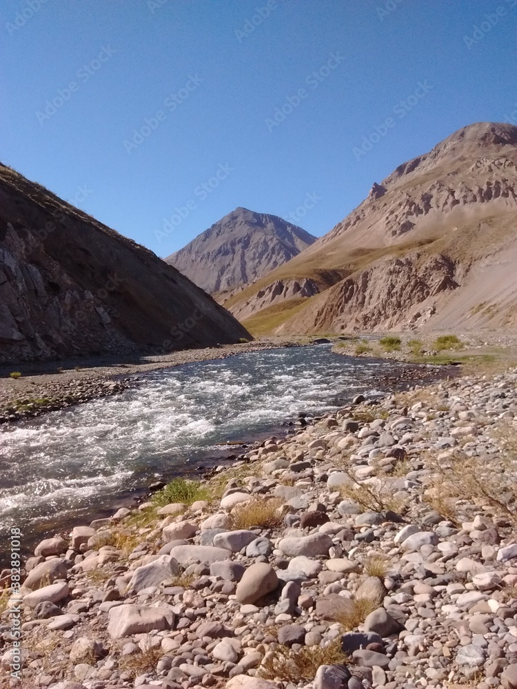 Obraz premium River between the mountains