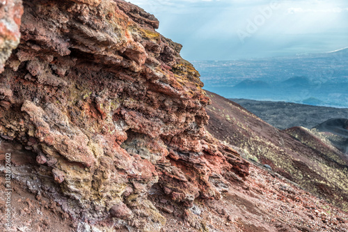 Gesteinsschichten von erkalteter Lava am Ätna mit Blick bis ins Flachland