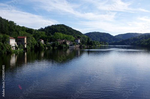 gorges de la Loire au niveau de la ville d'Unieux, Loire