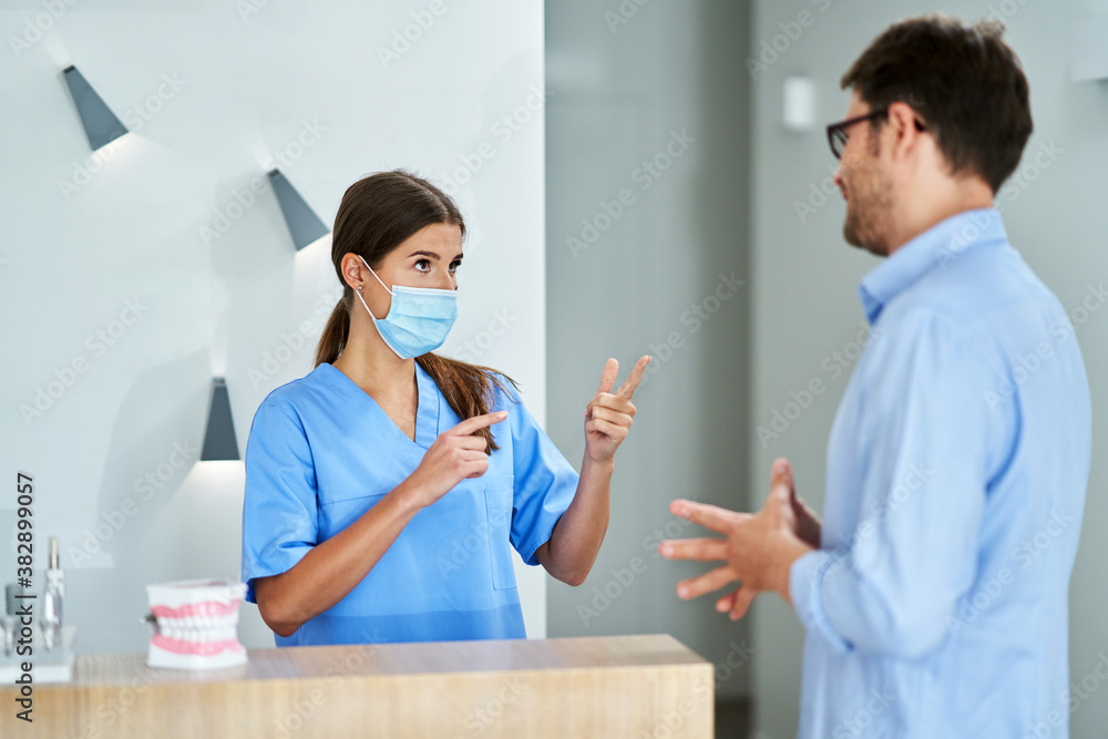 Obraz premium Patient paying for dental visit in clinic