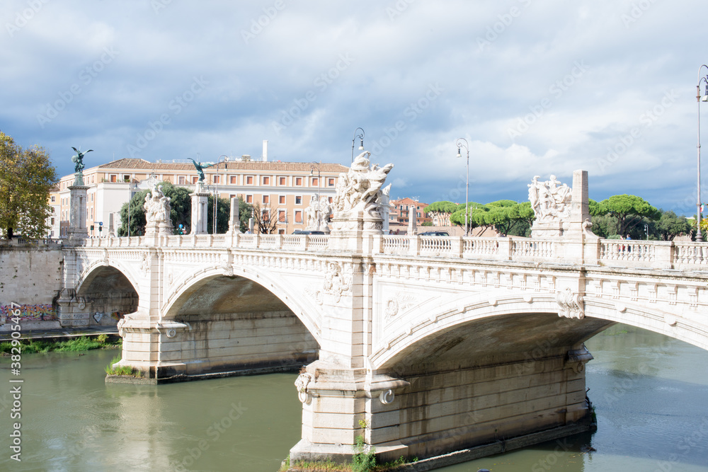 Puente sobre el río Tiber en Roma en un dia soleado con nubes