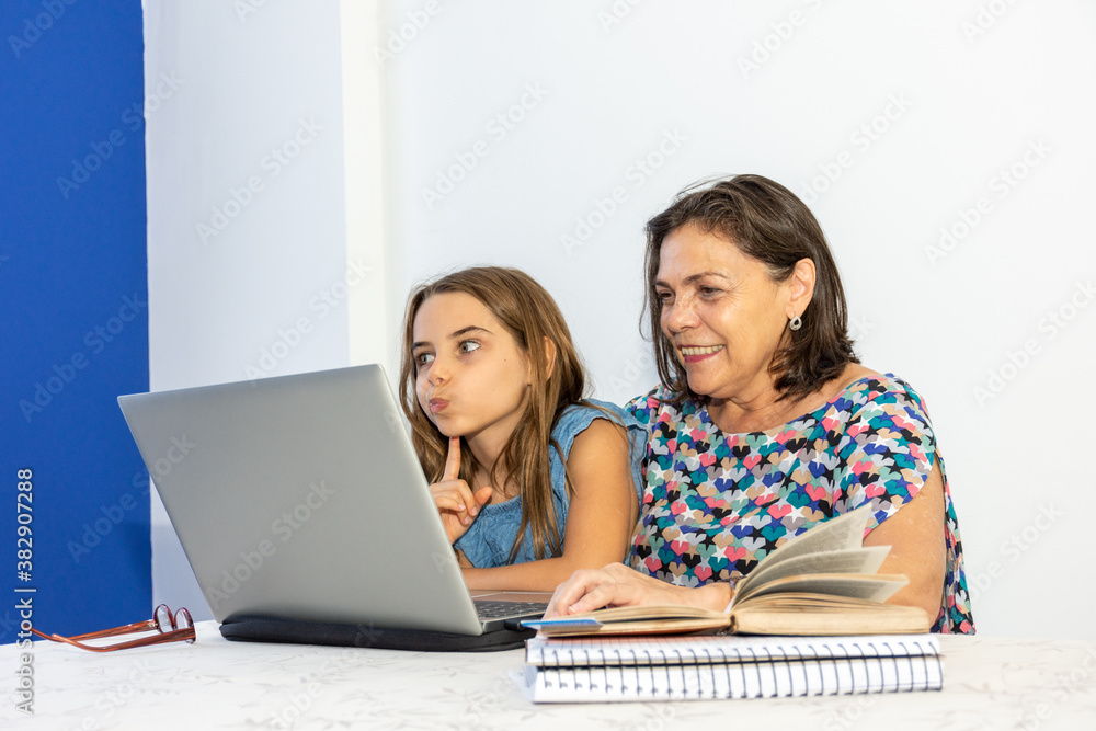 Mulher usando computador pessoal com criança feliz ao lado