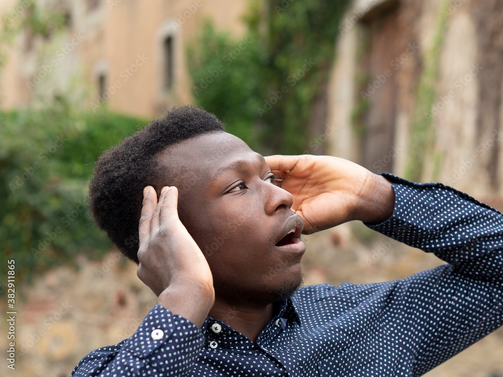 Foto de Retrato de chico de raza negra joven, gesticulando con las ...