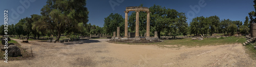 Foto Vertical panorama of archeological ruins consisting of diffrent columns or pilla