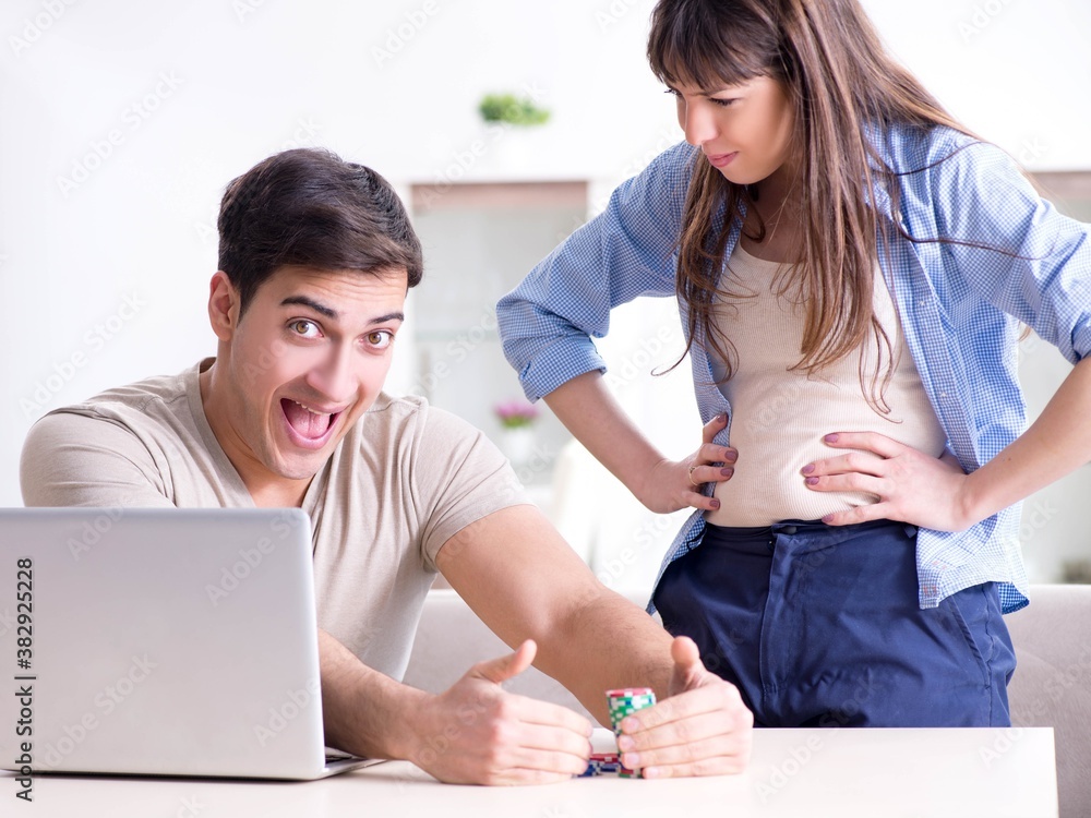 Young family losing money in online casino Young family losing money in online casino