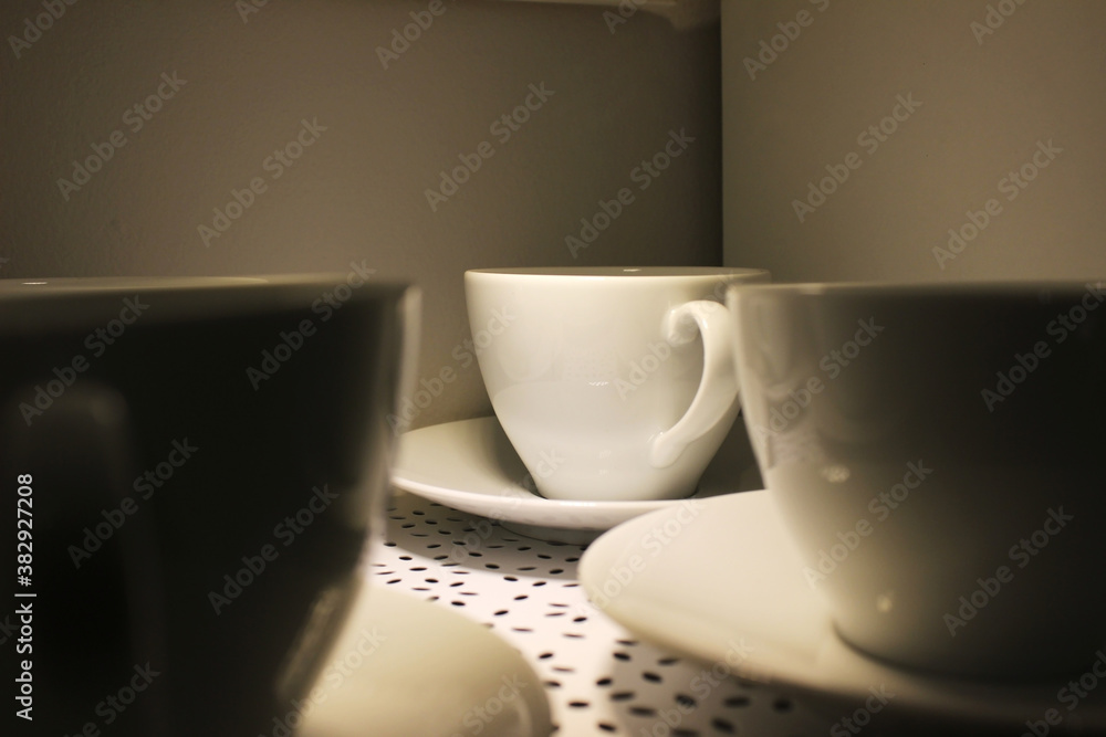 The light fell on the white cup The light fell on the white cup