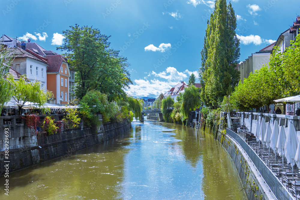 Obraz premium Bluesky with clouds at the river in the autumn town
