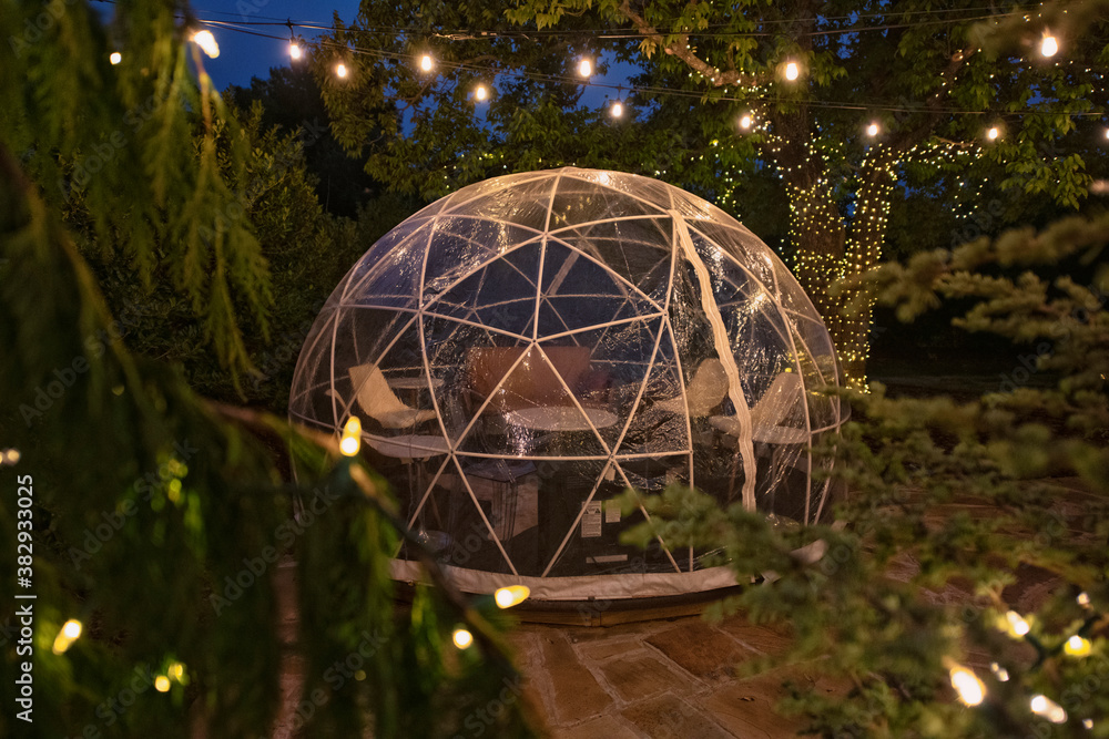 Εκτύπωση καμβά Individual tent igloo with vintage lighting overhead as a place to eat dinner
