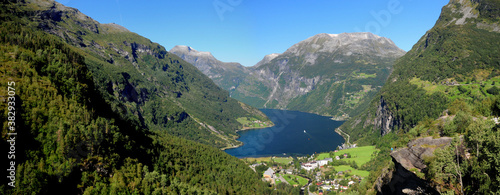 Foto Panorama View From Flydalsjuvet Lookout To Geiranger Village And Geirangerfjord