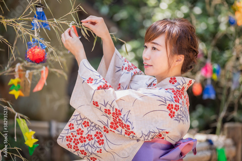 七夕の短冊を飾る女性 