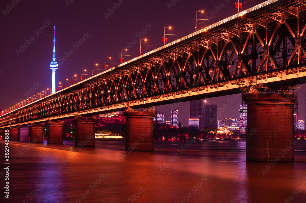 Fototapeta premium The Wuhan Yangtze Great Bridge at night