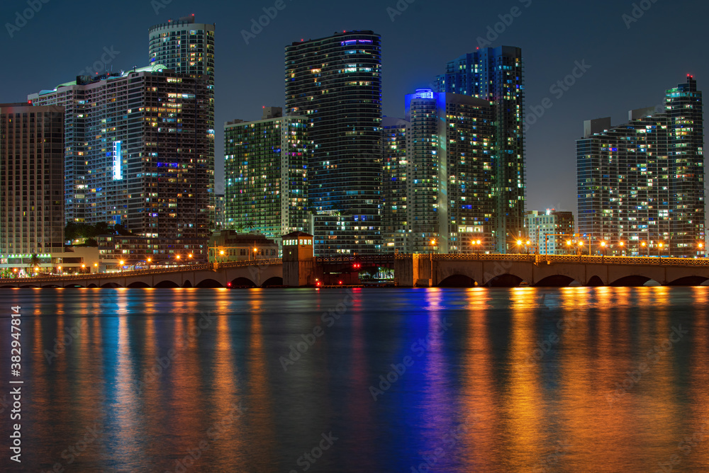 Fototapeta premium Miami skyline. Downtown Miami skyline at dusk, Florida.
