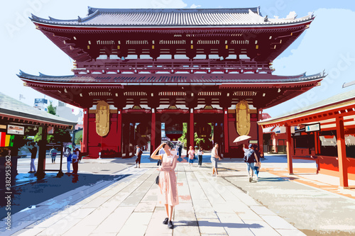 東京を旅行する若い女性