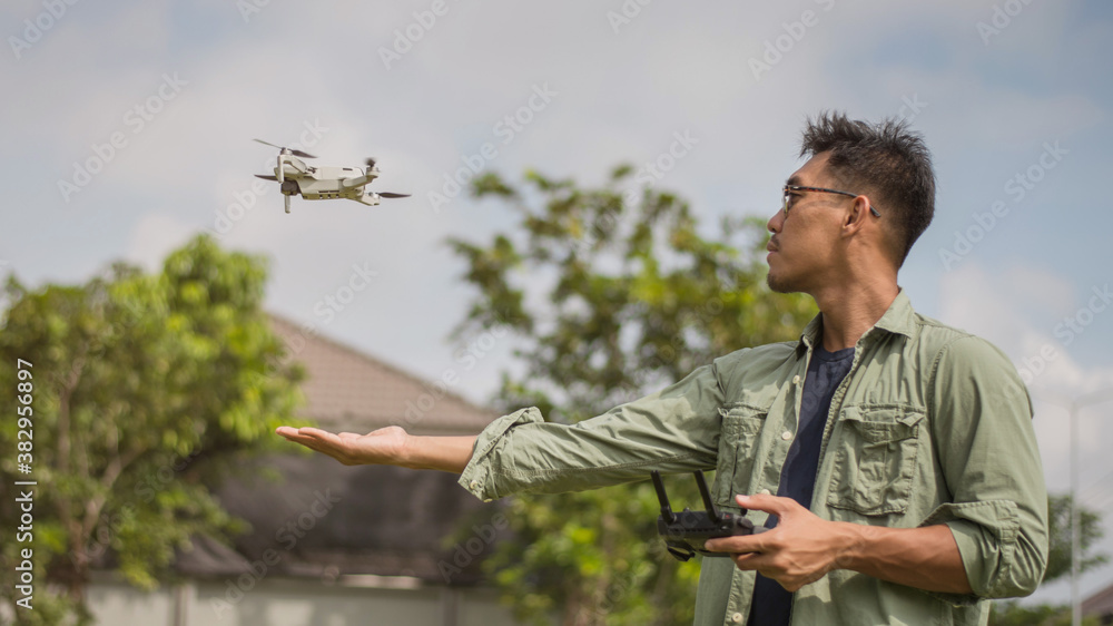 Man operating drone by remote control. Drone Pilot. foto de Stock | Adobe  Stock