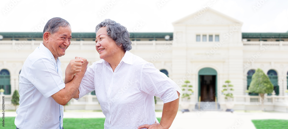 Obraz premium asian olman and woman acting action