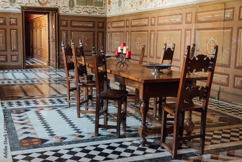 vieille salle à manger avec une table en bois et des chaises anciennes. Intérieur du château d'Ancy-le-franc