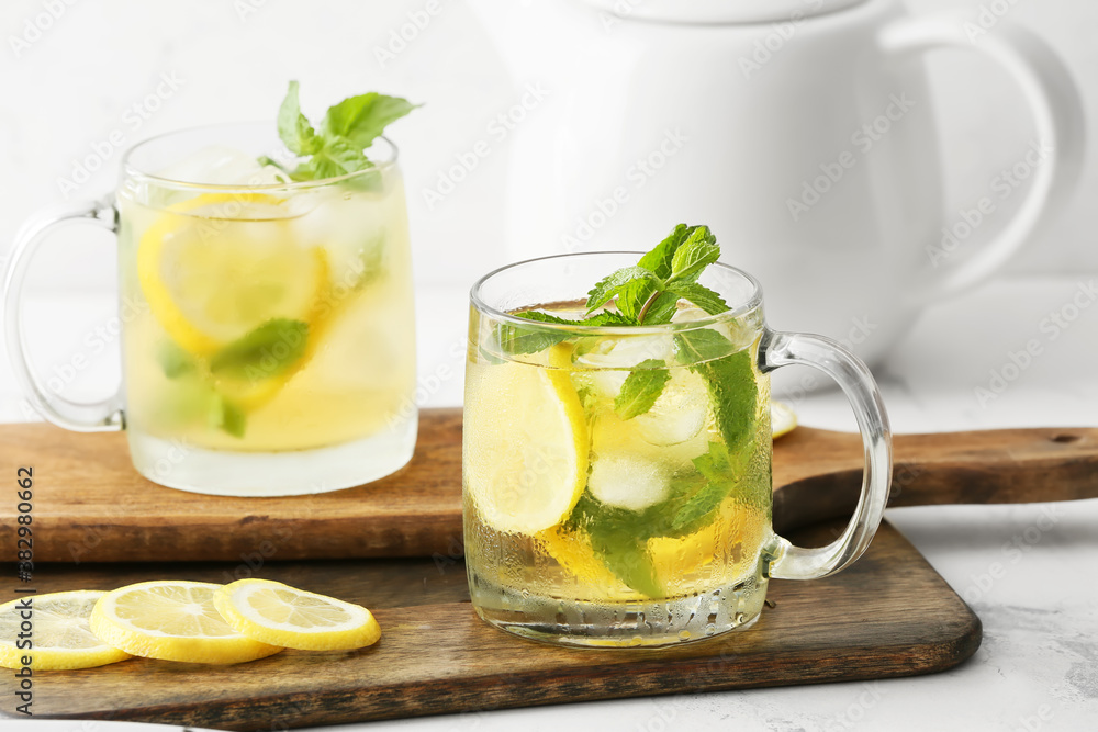 Fototapeta premium Cups of tasty cold ice tea on table