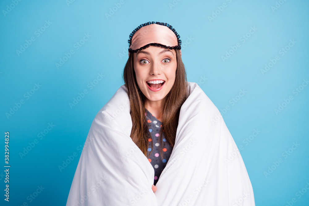 Photo of lovely pretty student girl wrapped blanket smiling excited friend come home morning make breakfast wear mask dotted shirt pajamas sleepwear isolated blue color background Photo of lovely pretty student girl wrapped blanket smiling excited friend come home morning make breakfast wear mask dotted shirt pajamas sleepwear isolated blue color background