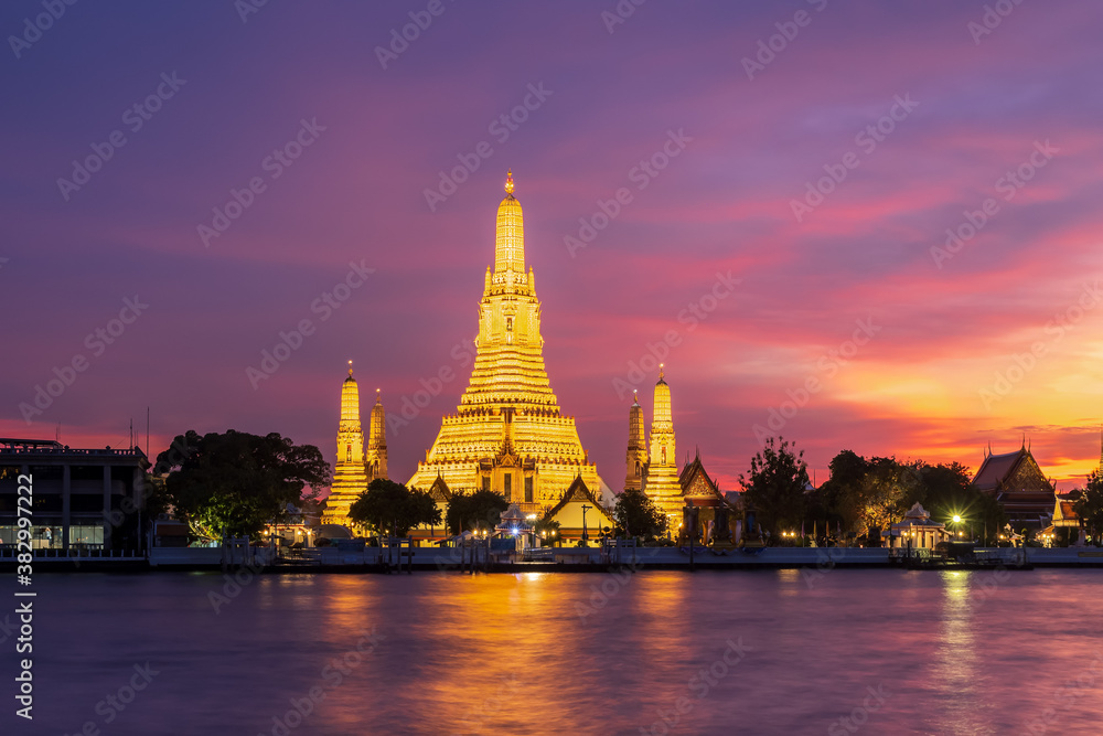 Wat Arun Ratchawararam (Temple of Dawn) and five pagodas during twilight, famous tourist destination in Bangkok, Thailand