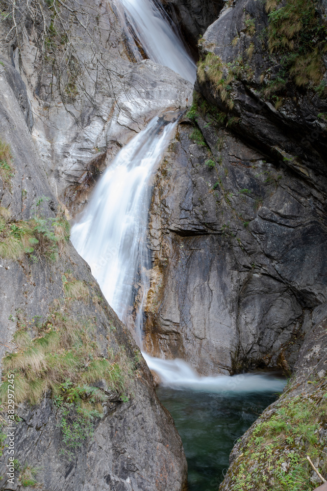 Obraz premium cascate e sottobosco