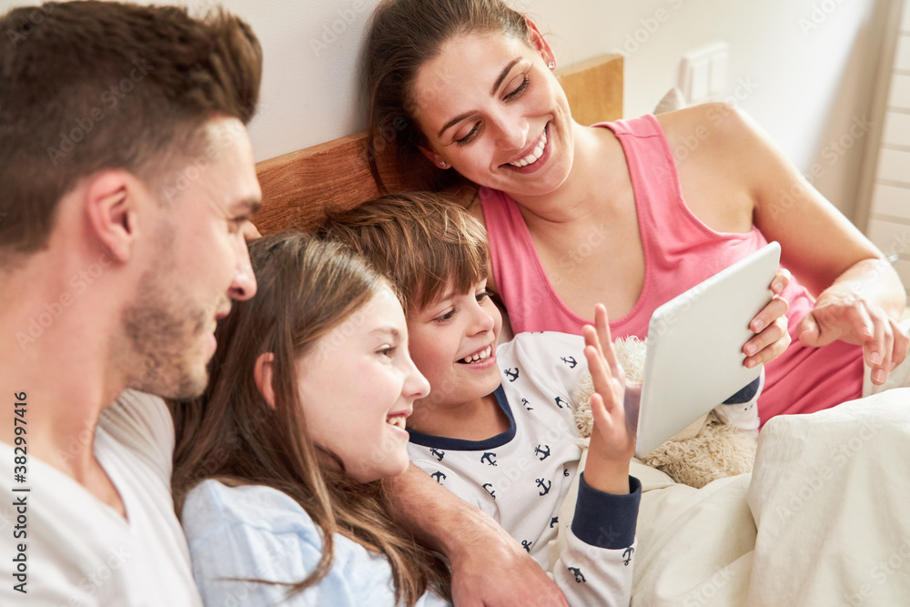 Fototapeta premium Family and kids in bed at video chat