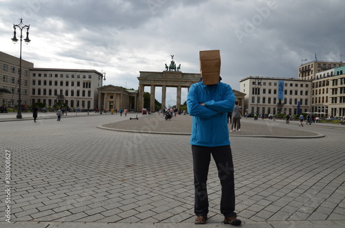 anonymos am brandenburger tor