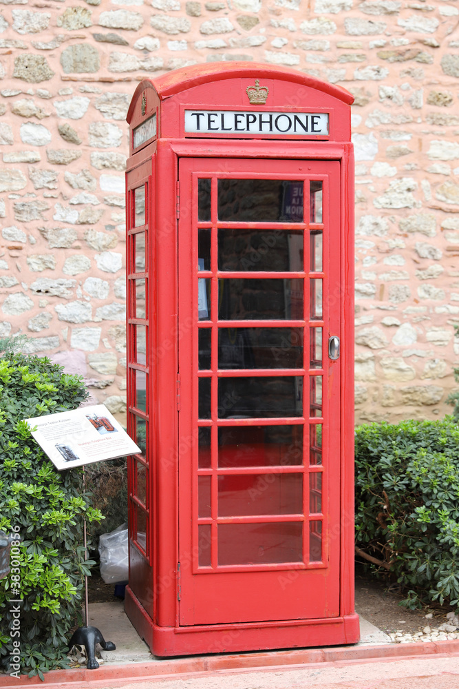 Fototapeta premium Red telephone box