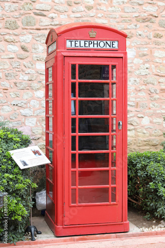 Red telephone box © EvrenKalinbacak