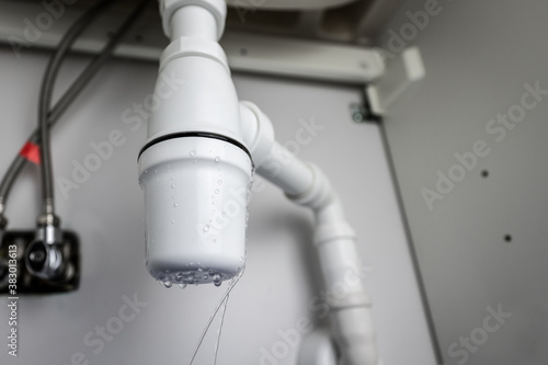 Fotografia leaking sink trap. broken siphon. sewage water leakage