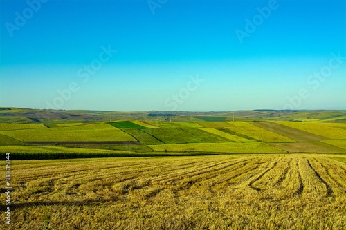 Foto Aerial shot of fields with agricultural crops in autumn