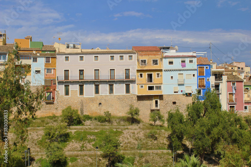 Casas de colores sobre en río Amadorio, Villajoyosa, España © Bentor