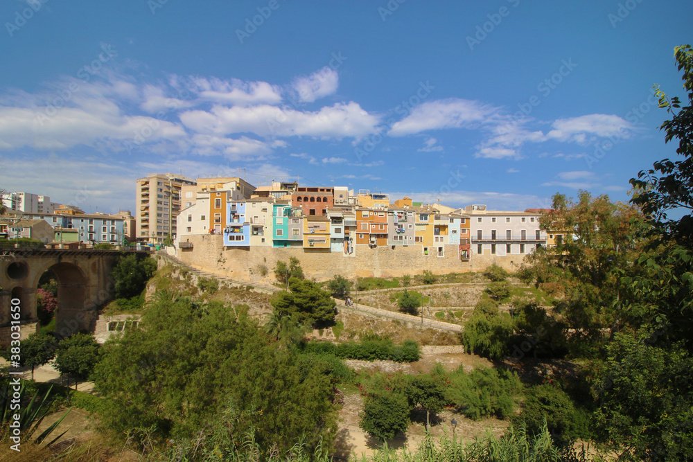 Casas de colores sobre el río Amadorio, Villajoyosa, España