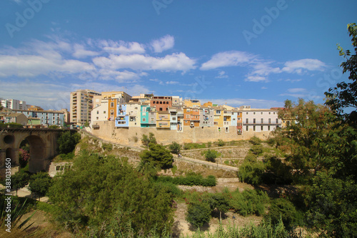 Casas de colores sobre el río Amadorio, Villajoyosa, España © Bentor