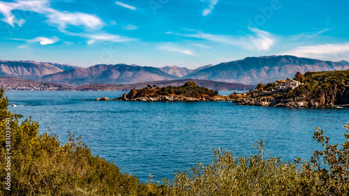 Küstenlinie auf der Insel Korfu mit Blick auf die albanische Küste