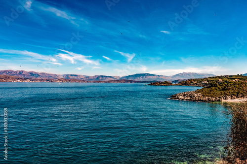 Küstenlinie auf der Insel Korfu mit Blick auf die albanische Küste