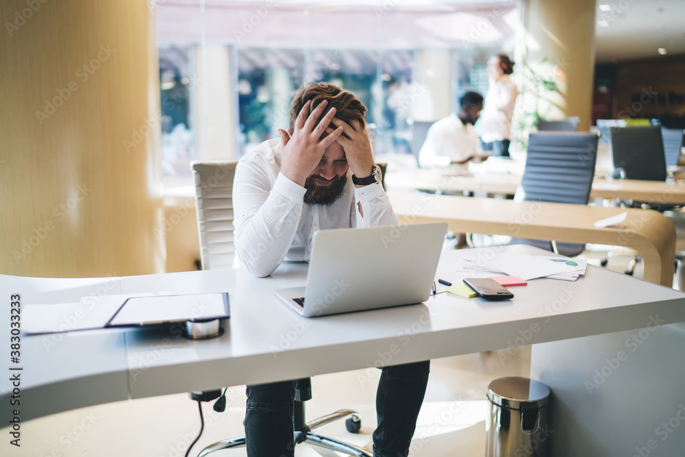 Ταπετσαρία Overworked male employee holding head feeling pain during working process stress