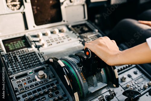 Foto Pilot hand on airplane engine controller in cockpit.