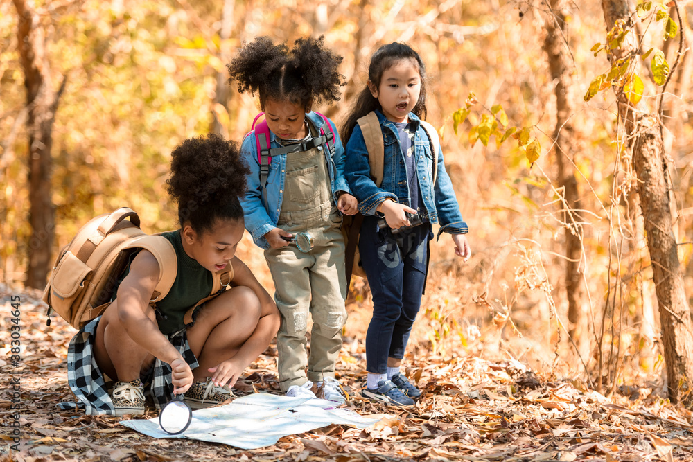 Φωτογραφία Group family and friend children checking map in the jungle autumn adventure