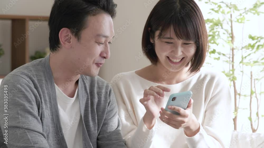 スマートフォンを観るカップル スマートフォンを観るカップル